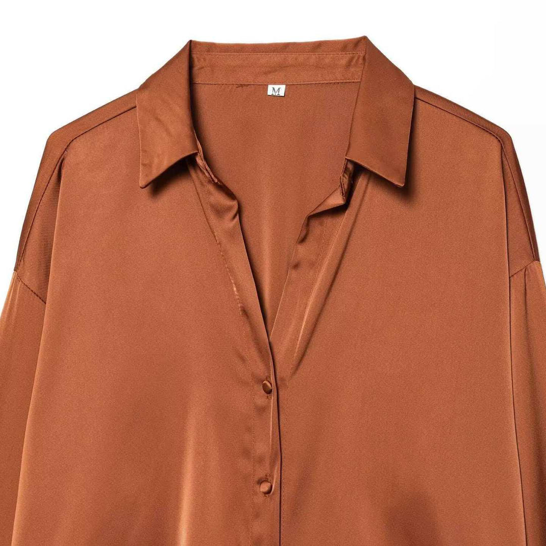 Blouse en satin pour femmes avec des ornements en plumes élégants Chic & Stil