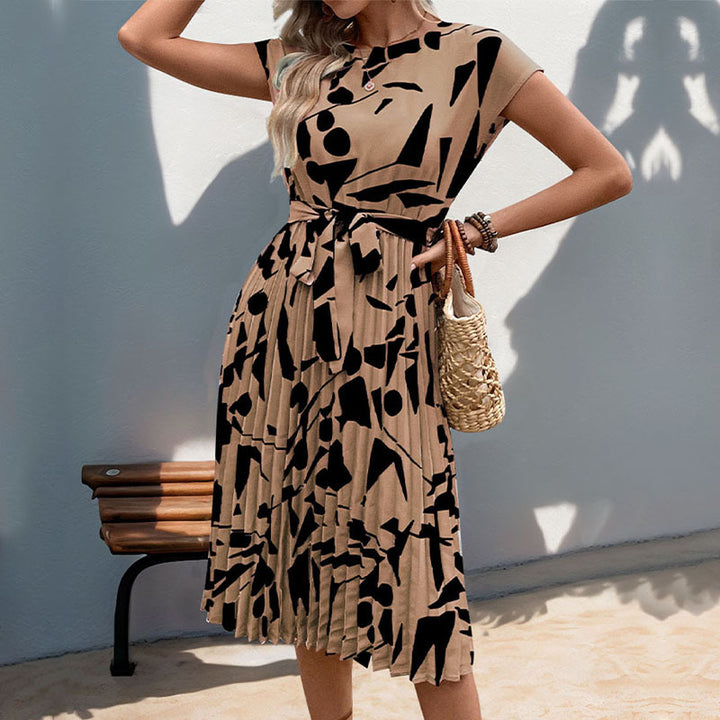 Robe maxi plissée pour femmes avec motif artistique et ceinture à nouer ajustable Chic & Stil