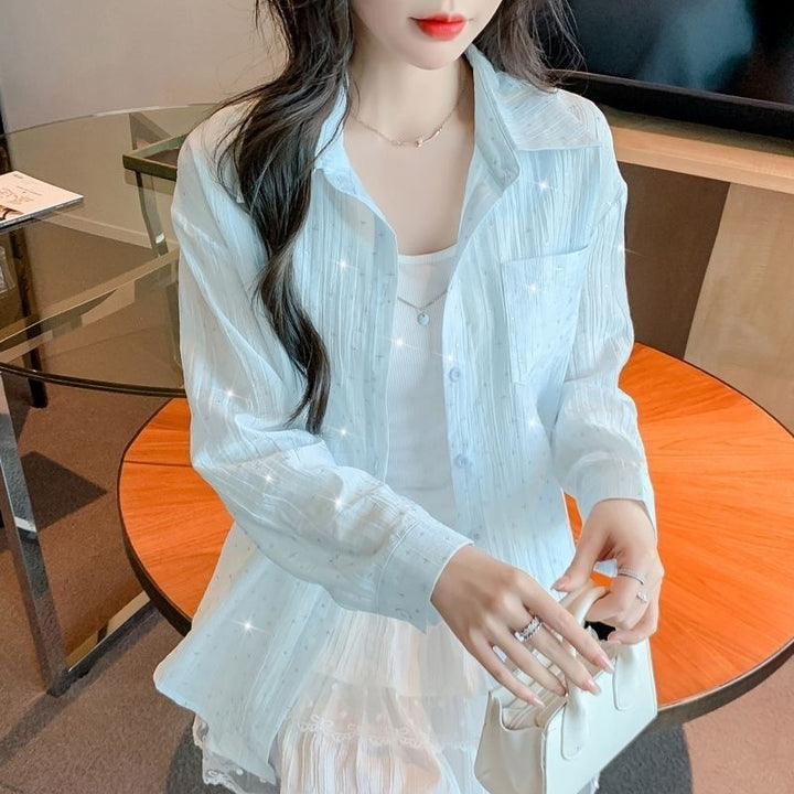 Blouse aérienne pour femmes avec de fines plissures et détails de boutons décoratifs Chic & Stil
