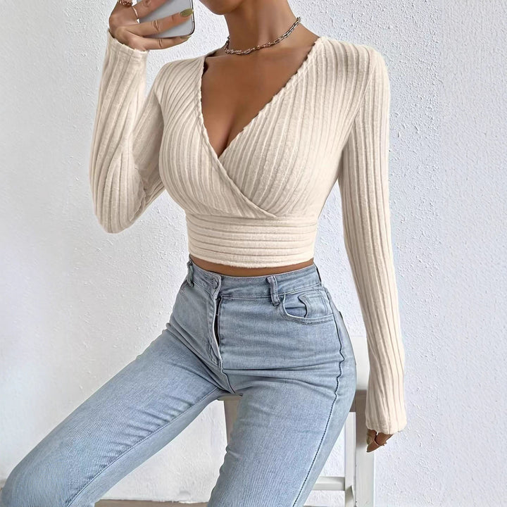 Short pullover for women with a V-neck and refined ribbed design Lune London