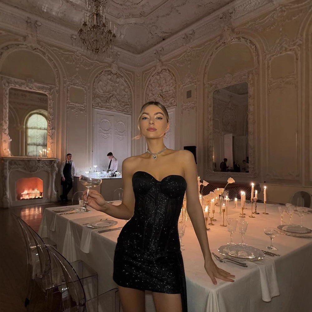 Evening dress for women with a slim fit and elegant heart neckline Lune London