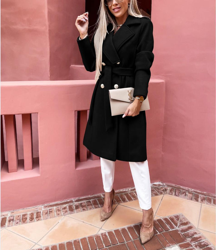 Women Elegant Trench Coat with a fitted cut and practical pockets Lune London