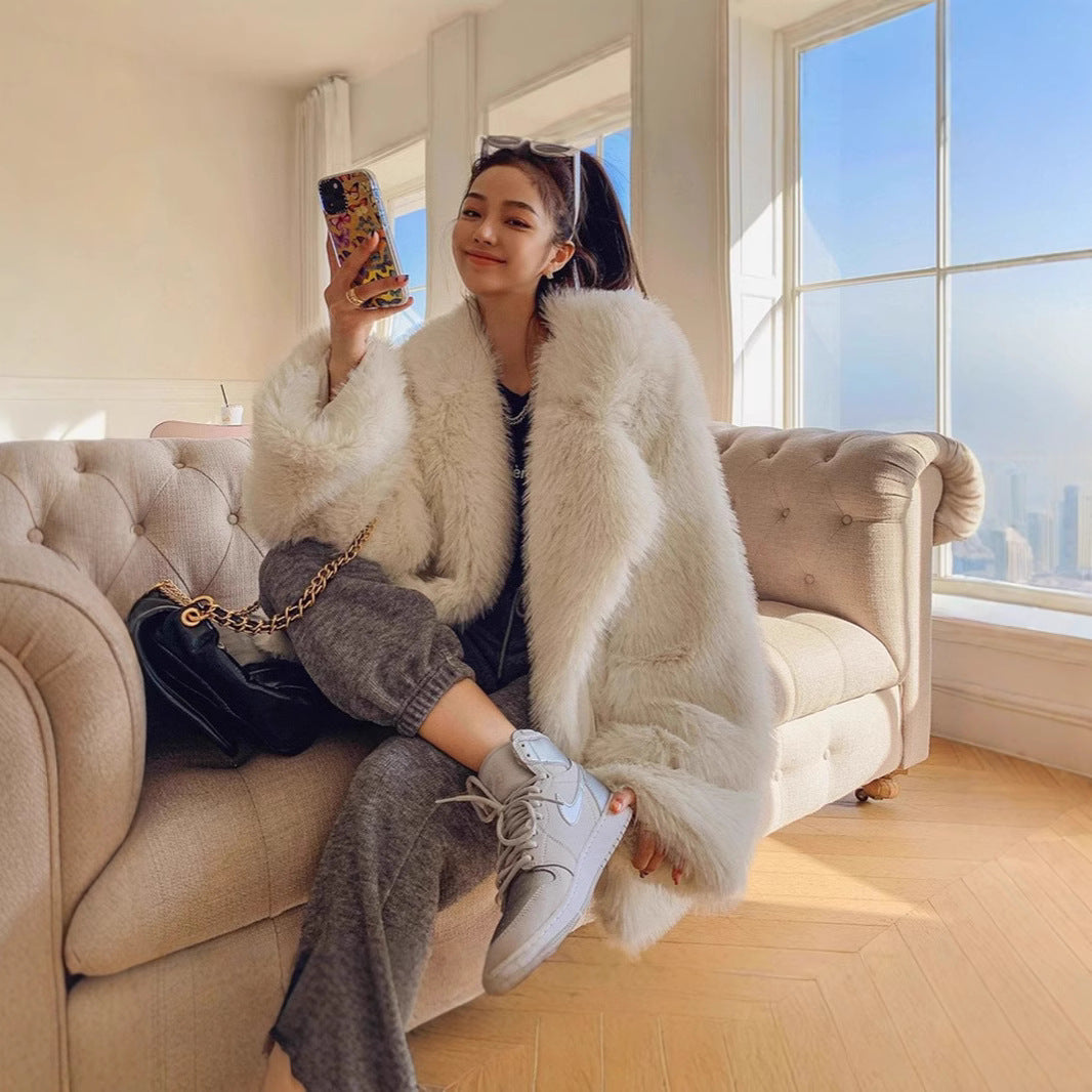 Women Plush Faux Fur Jacket with a Loose Silhouette Lune London