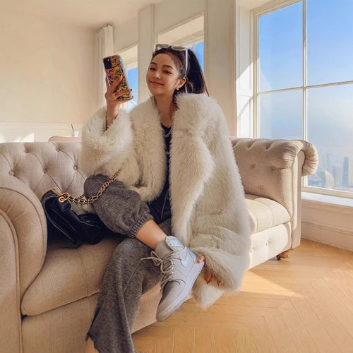 Women Plush Faux Fur Jacket with a Loose Silhouette Lune London
