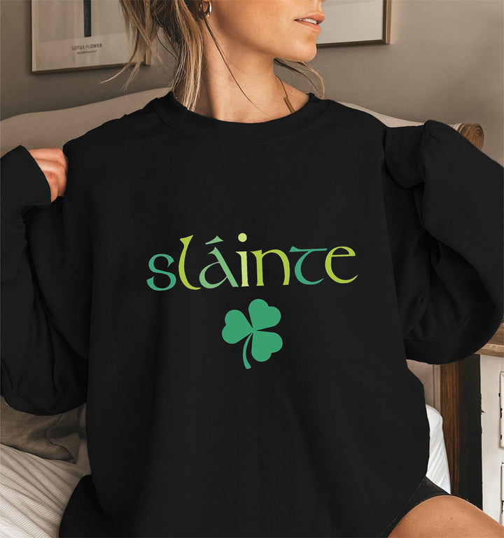 Sweat-shirt pour femmes avec des manches volumineuses et un design motivant Chic & Stil