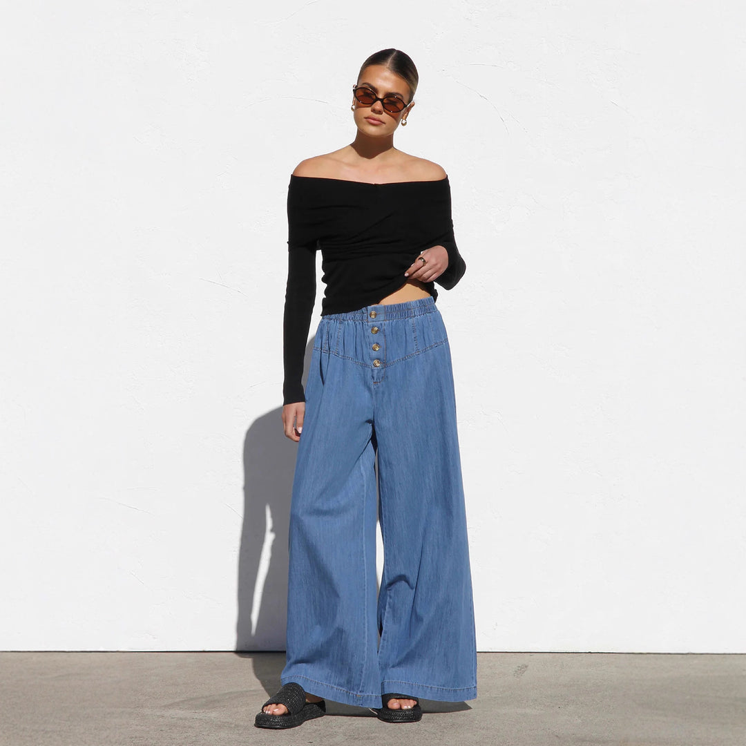 Pantalon en denim large pour femmes avec taille élastique et détails de boutons Chic & Stil