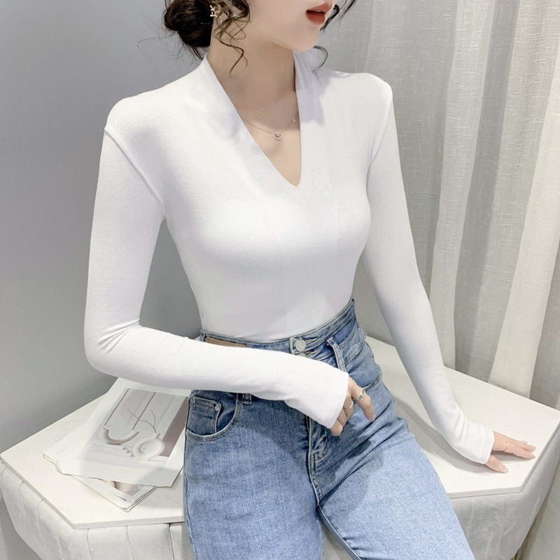 Ladies form-fitting long-sleeve top with V-neck Chic & Stil