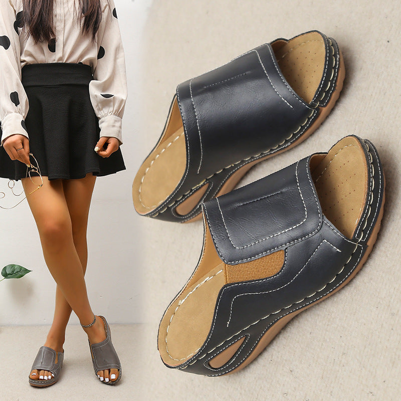 Comfortable women's clogs with elastic inserts and an anatomical sole Chic and Style