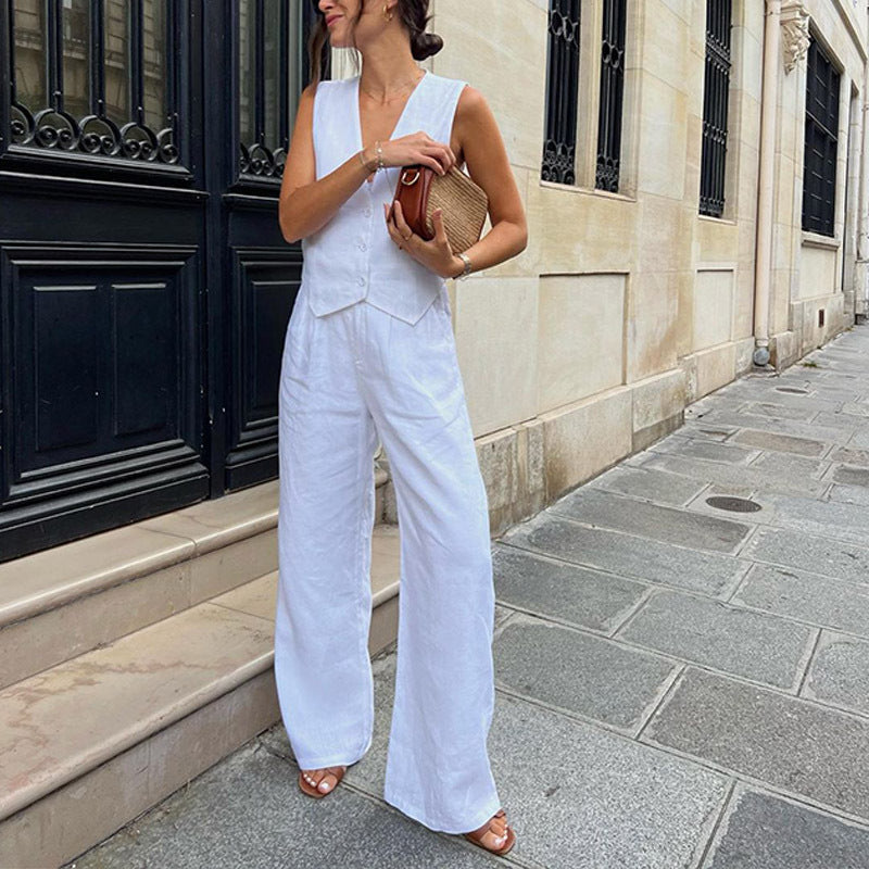 Trendy women's outfit in lightweight linen Lune London