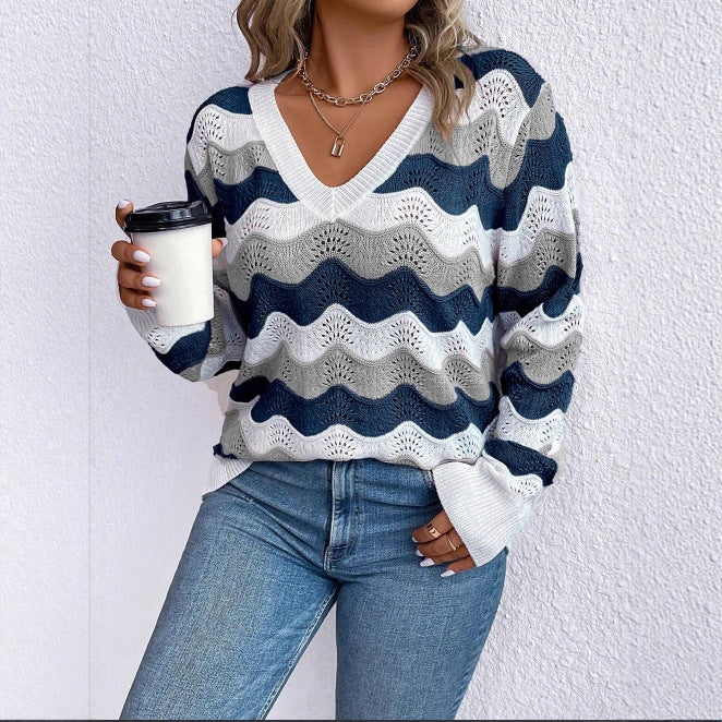 Pull pour femmes à col V avec motif ondulé et structure aérienne Chic & Stil