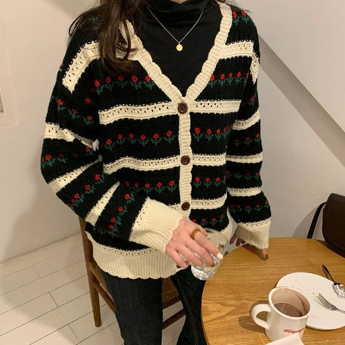 Trendy knitted jacket for ladies with a floral design and wide sleeves Lune London