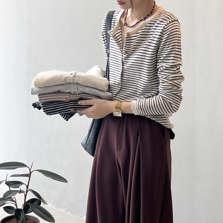 Chemisier à manches longues pour femmes avec motif rayé maritime et patte de boutonnage Chic & Stil