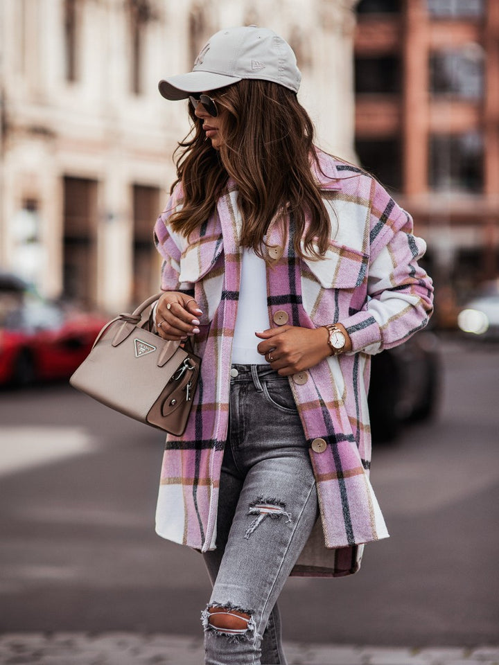 Oversized blazer jacket for women with a checkered design, featuring practical pockets and chic button details.