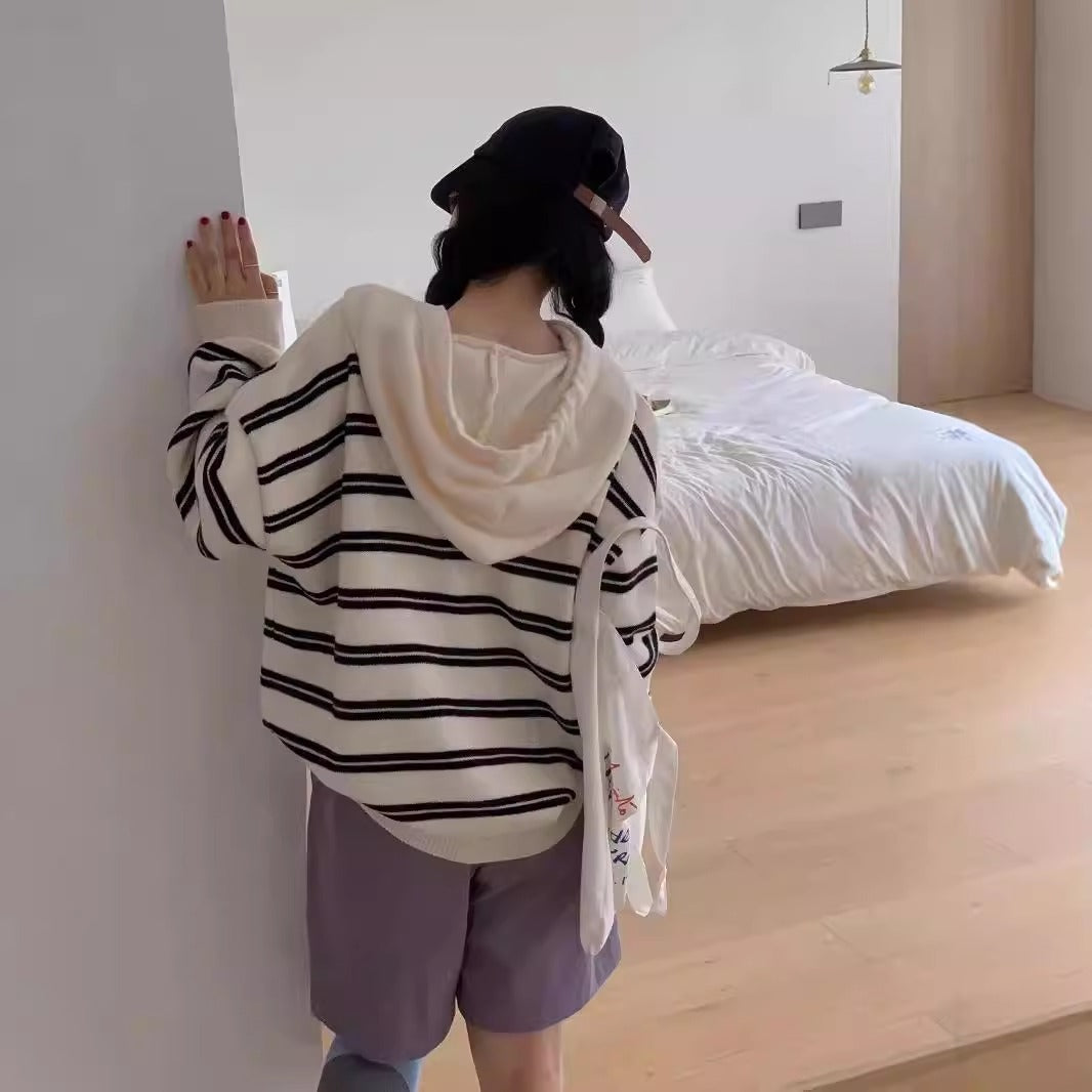 Pull en stripe décontracté pour femme avec patte de boutonnage et capuche Lune London