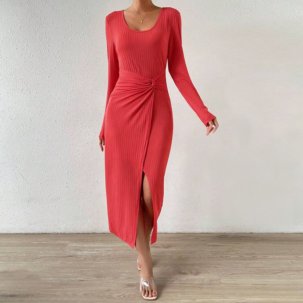 Robe maxi femme avec un design élégant enroulé et une fente latérale Chic & Stil