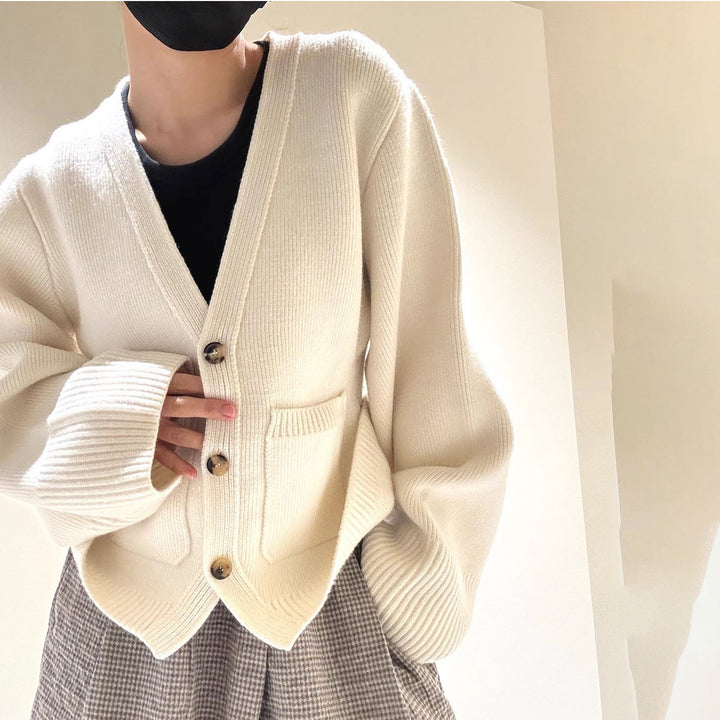 Cardigan pour femmes avec décolleté en V profond et poches Chic & Stil