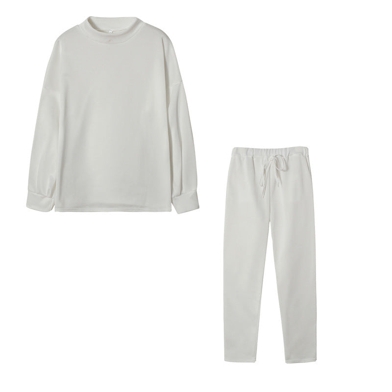 Ensemble de survêtement pour femmes avec une coupe moderne, un haut à col montant et un pantalon élastique Chic & Stil