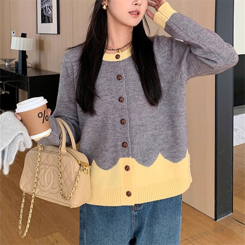Chandail élégant pour femmes avec un motif de vagues colorées et des détails de boutons Chic & Stil