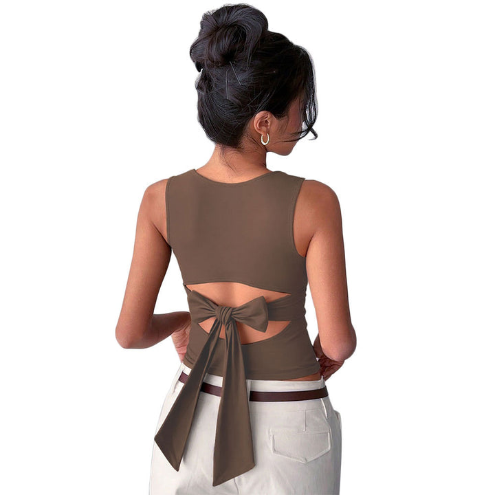 Chic & Stil women's short top with a fitted cut and classic round neck