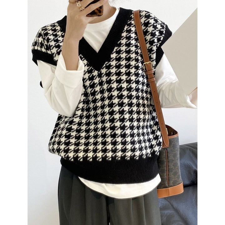 Trendy knitted women’s jacket with a graphic houndstooth pattern Lune London