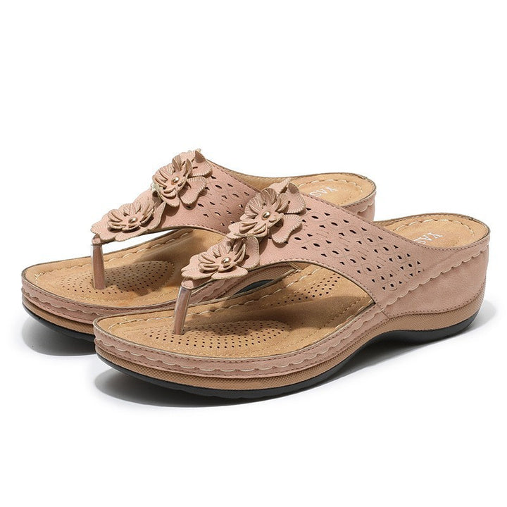 Comfortable thong sandals for women with decorative floral appliqués and an ergonomic sole Lune London