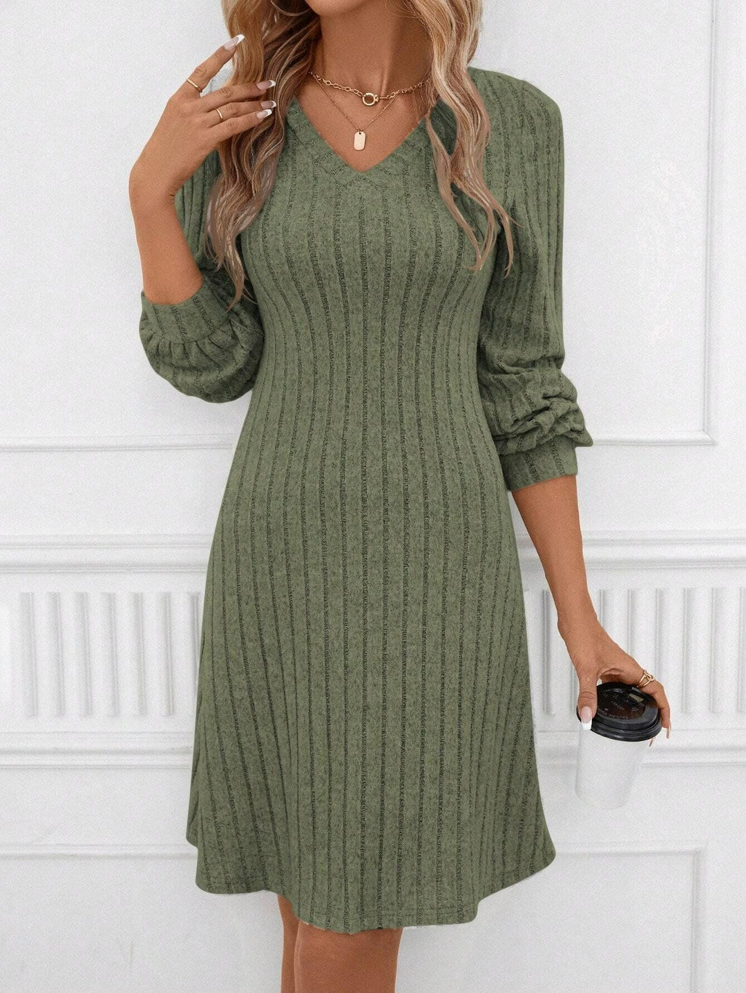 Robe en tricot pour femmes avec décolleté en V et manches bouffantes décontractées Chic & Stil