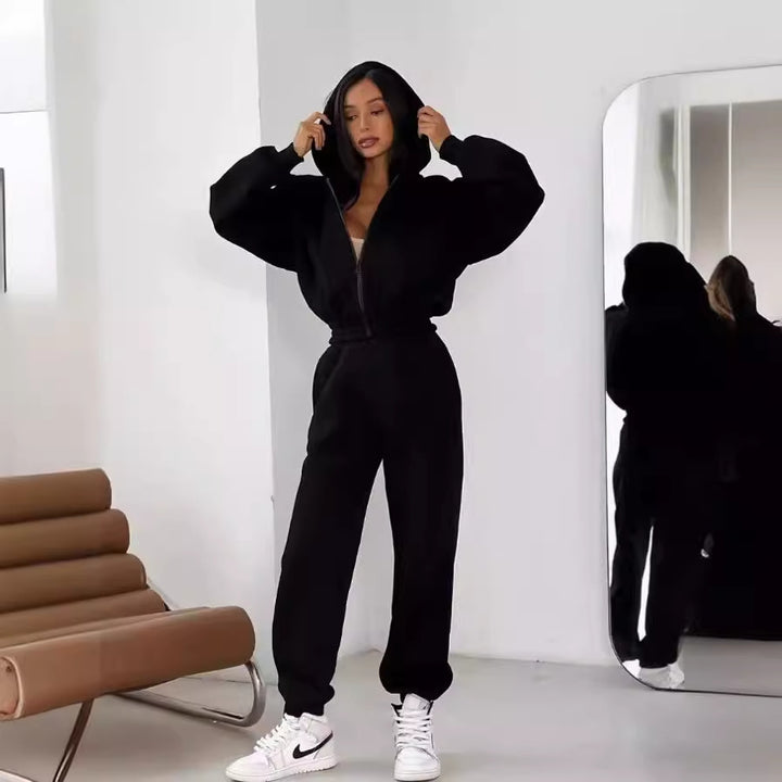 Women sporty crop top and comfortable jogger pants Lune London