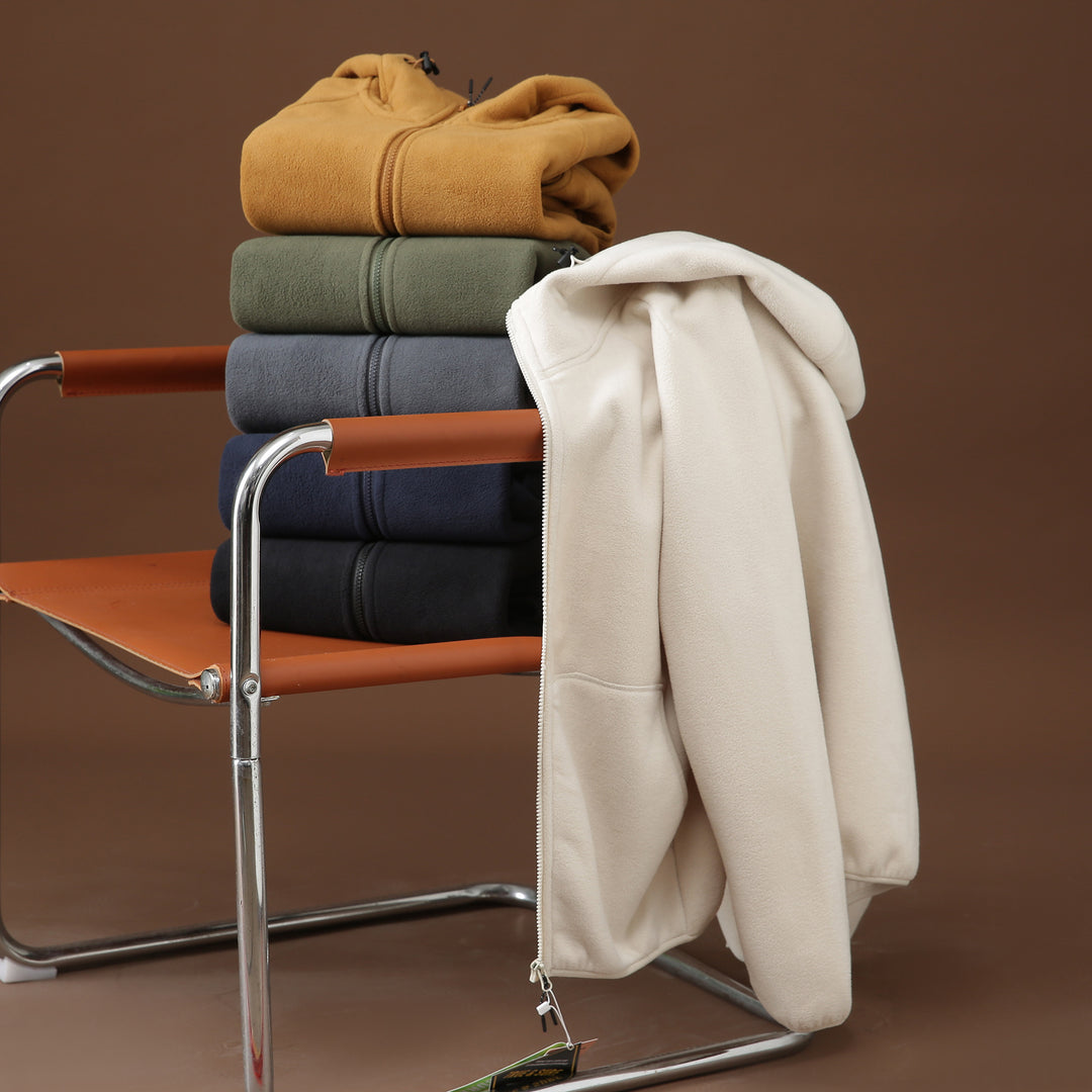 Veste en polaire pour femmes avec un design de capuche innovant et des poches pratiques Chic & Stil