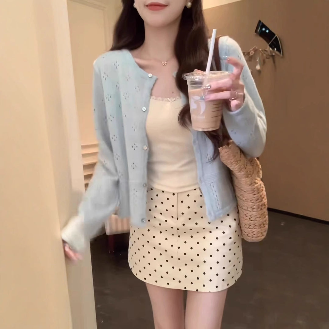 Cardigan pour femmes avec un motif floral délicat et des boutons élégants Chic & Stil