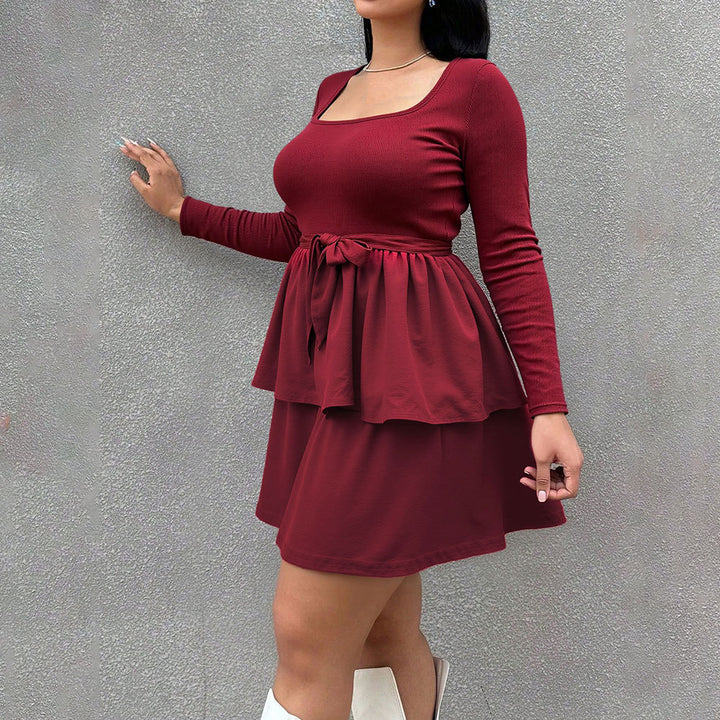 Robe mini femme avec encolure carrée et ceinture à volants Chic & Stil