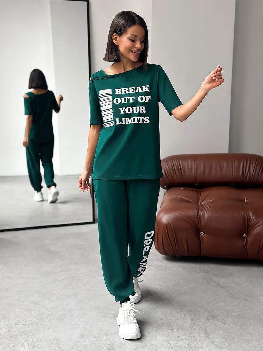 Women's sporty lounge suit with stylish cut-out sleeves and statement print Chic & Stil
