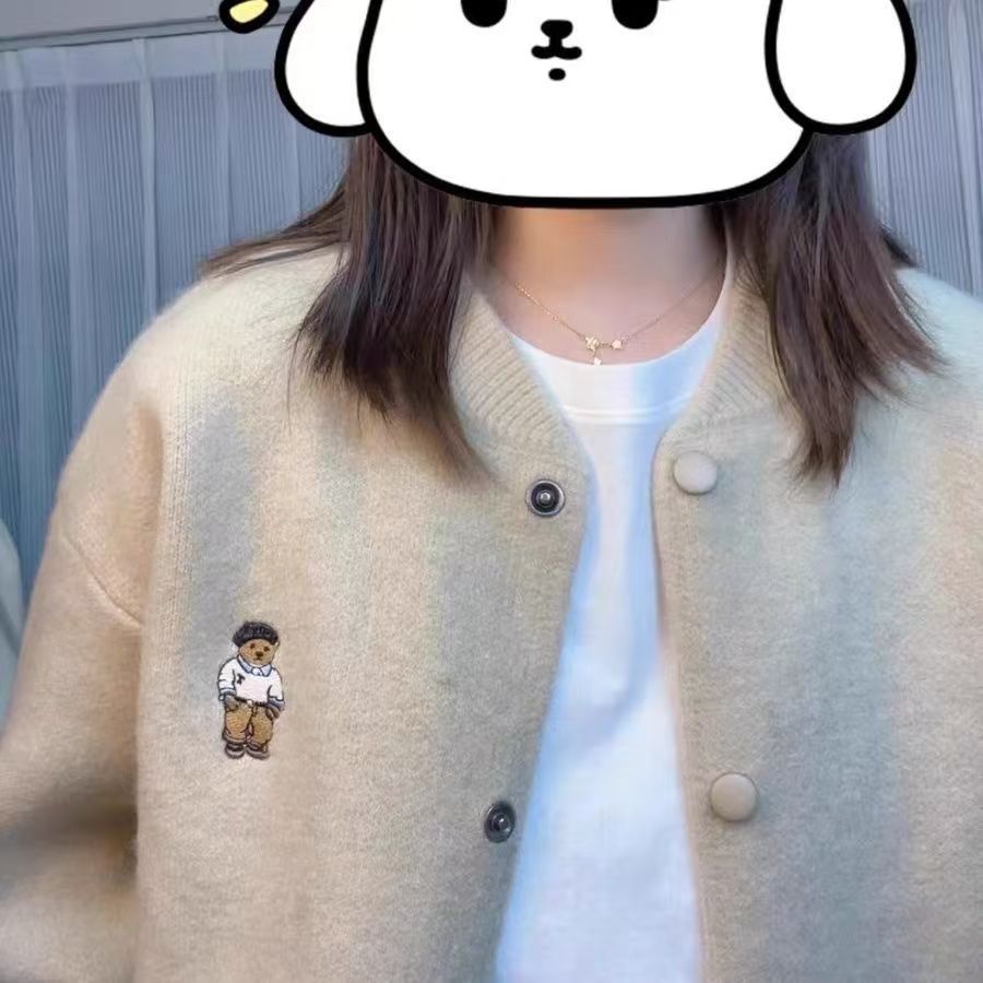 Cardigan confortable pour femmes avec fermeture à boutons et broderie d'ours Chic & Stil