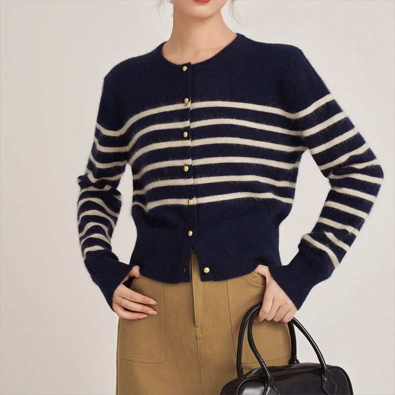 Cardigan féminin à la mode avec motif rayé et boutons décoratifs Chic & Stil