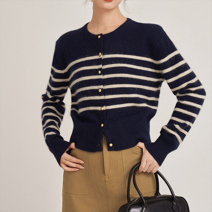Cardigan féminin à la mode avec motif rayé et boutons décoratifs Chic & Stil