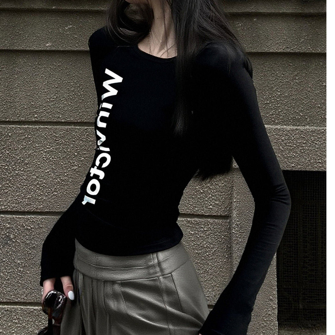 Women's long-sleeved, fitted T-shirt with modern lettering Chic & Stil