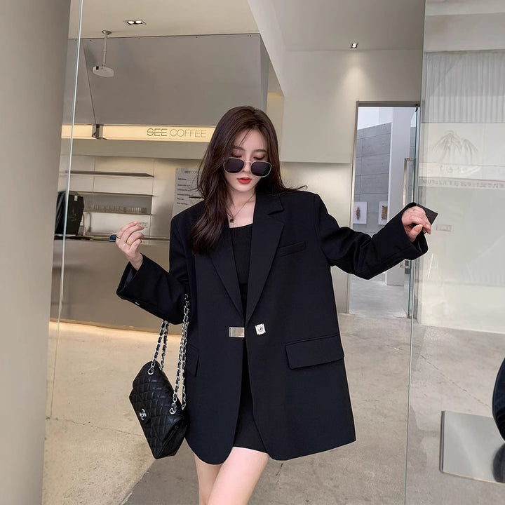 Blazer surdimensionné à la mode pour femmes avec une coupe élégante et un élément décoratif en bijou Chic & Stil