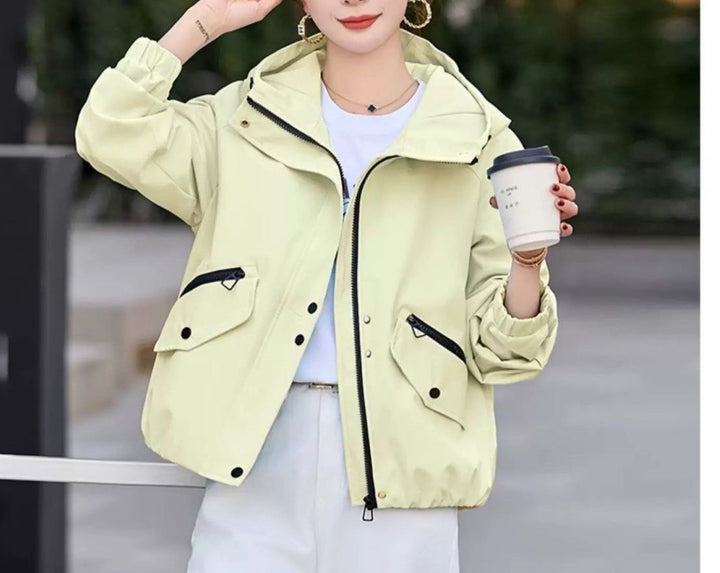 Veste de transition élégante pour femmes avec design de capuche ajustable et poches pratiques Chic & Stil
