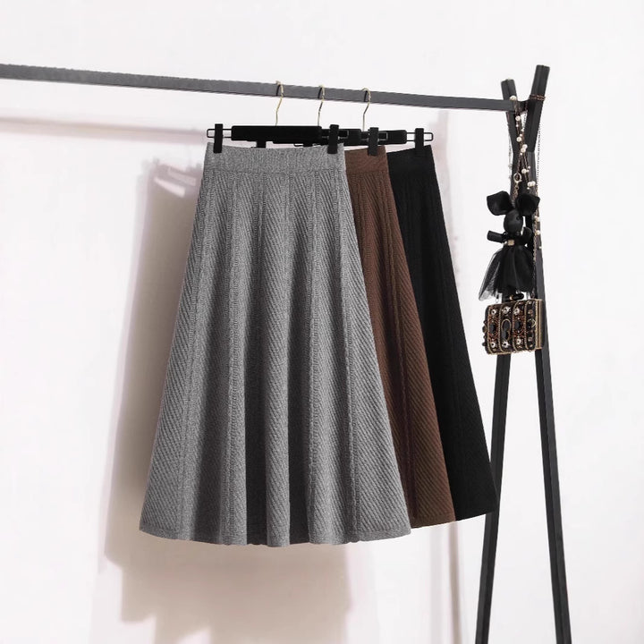 Pleated midi skirt for women with elastic waistband and beautiful texture Lune London