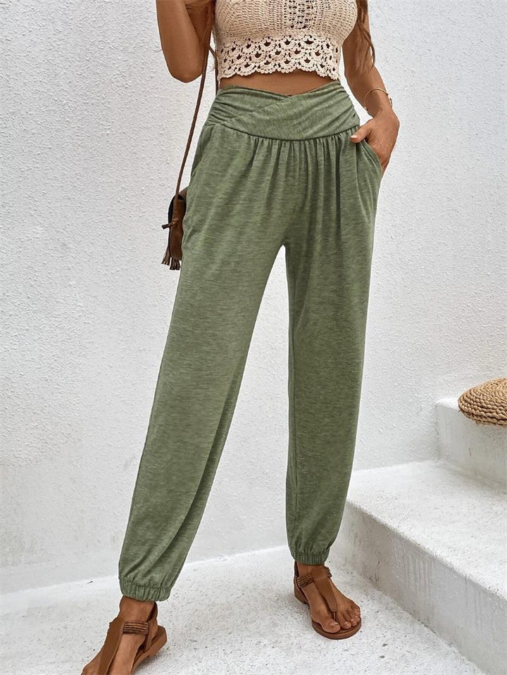 Comfortable leisure pants for women with a loose waist and side pockets Lune London