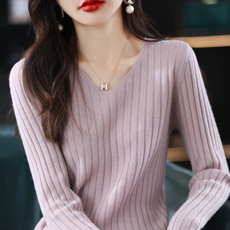 Pull femme en maille avec une structure à côtes fines et décolleté en V
