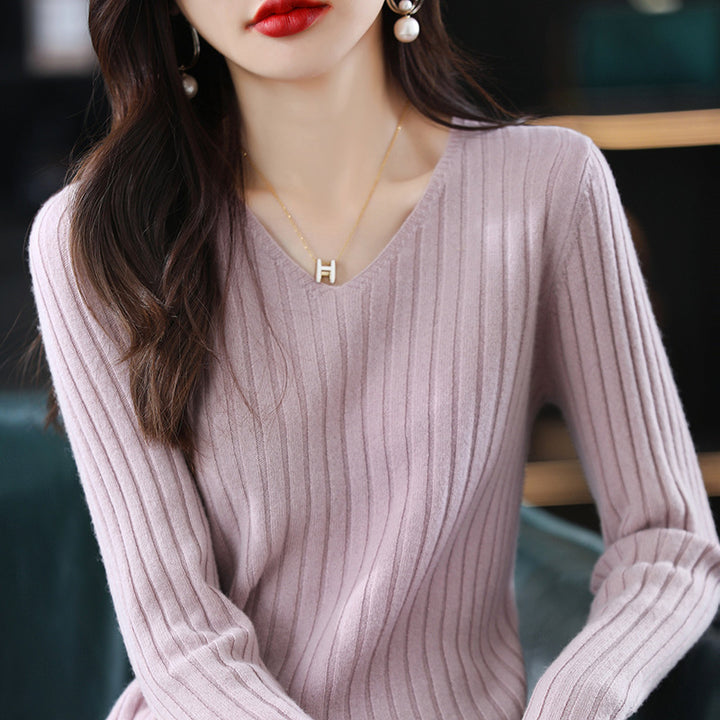 Pull femme en maille avec une structure à côtes fines et décolleté en V