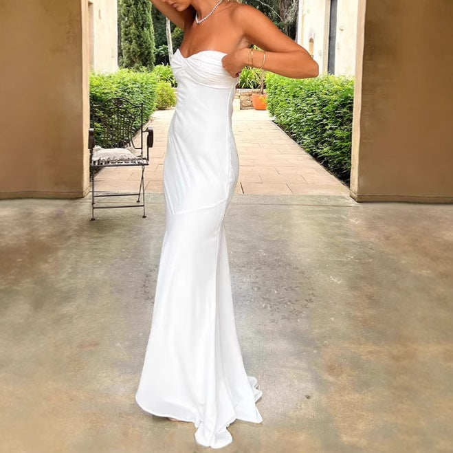 Elegant wedding dress for women with a strapless design and fluid fabric Lune London