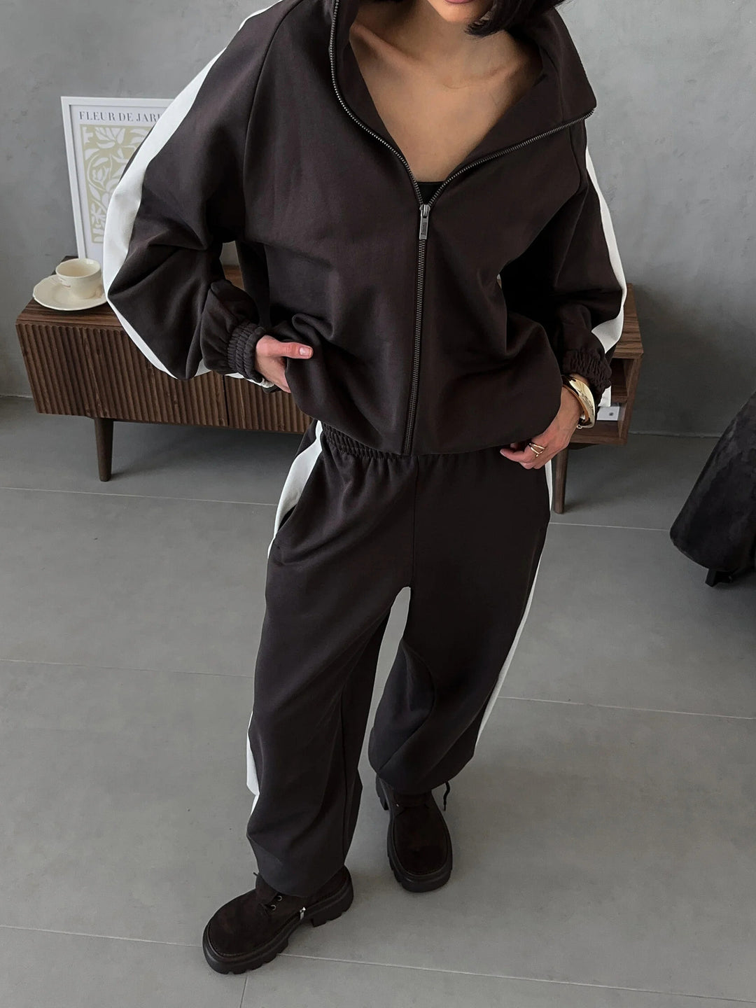 Women's sporty outfit with trendy zipper and wide pants Lune London