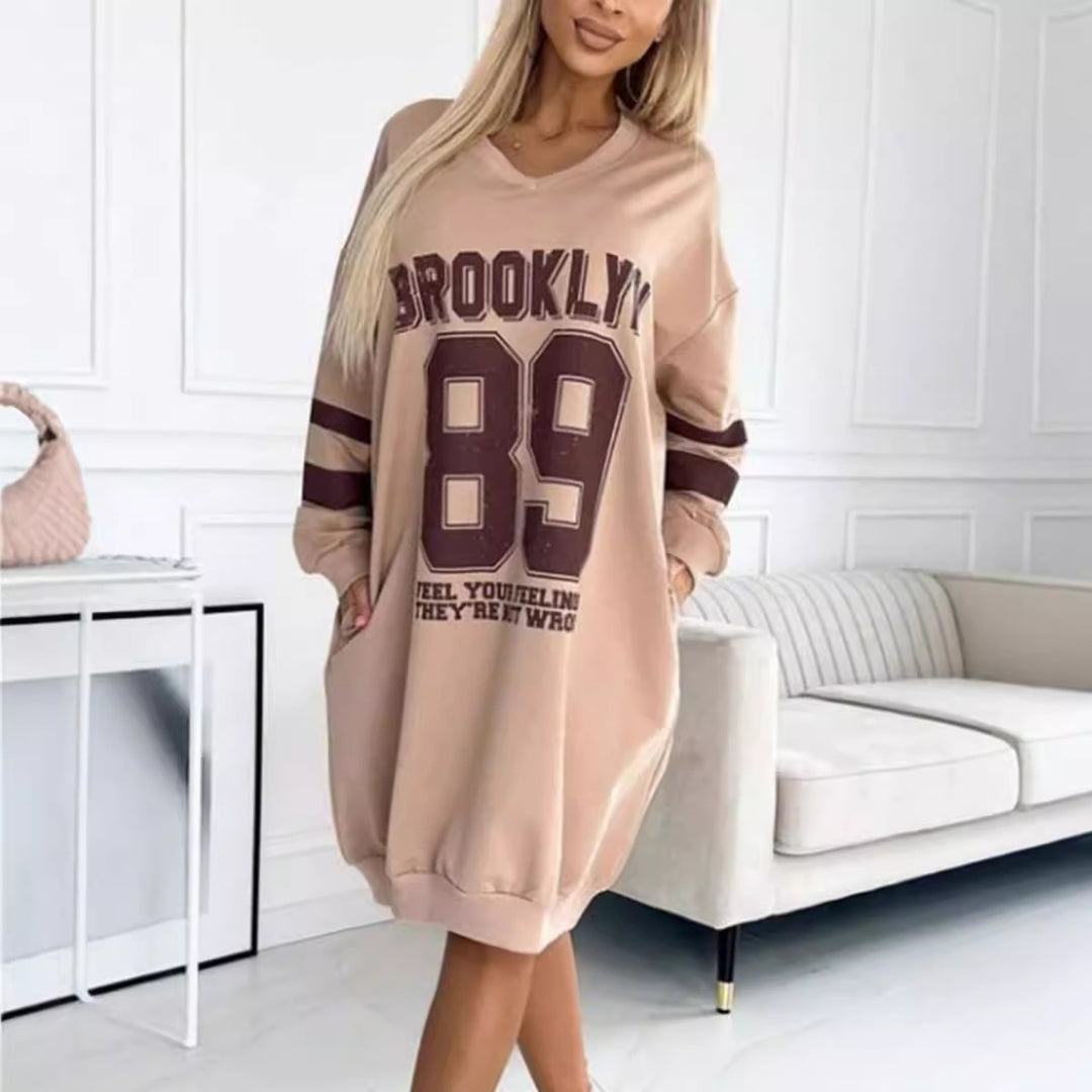 Robe oversize pour femme avec imprimé graphique sportif et décolleté en V profond Chic & Stil