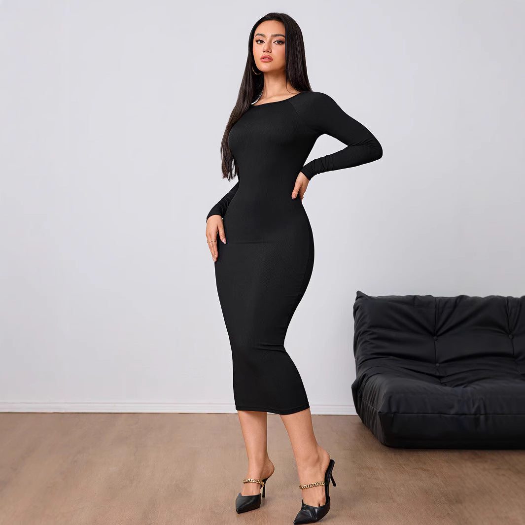 Robe midi ajustée pour femmes avec un élégant col rond et des manches longues Chic & Stil
