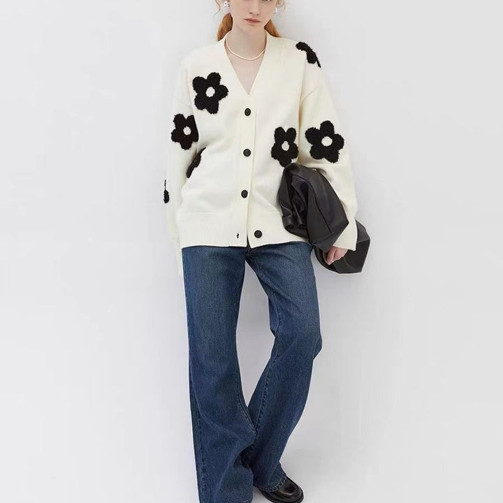 Cardigan pour femmes avec des appliqués floraux et fermeture à boutons Chic & Stil