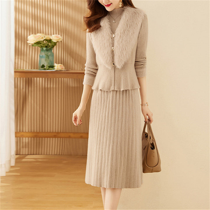 Lady elegant knit set with high-quality fur collar and ribbed structure.