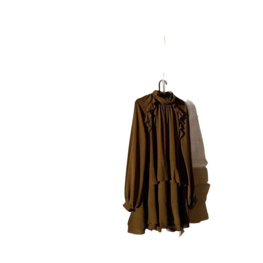 Robe aérienne pour femmes avec ourlet à volants et élégant col montant Chic & Stil