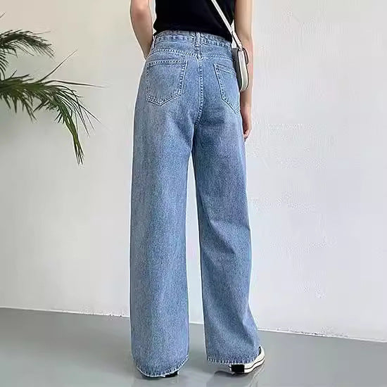 Women's loose high-rise jeans with a comfortable fit and casual style Lune London