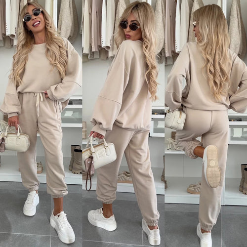 Ladies comfortable tracksuit made of high-quality cotton blend with drawstring and loose fit Lune London